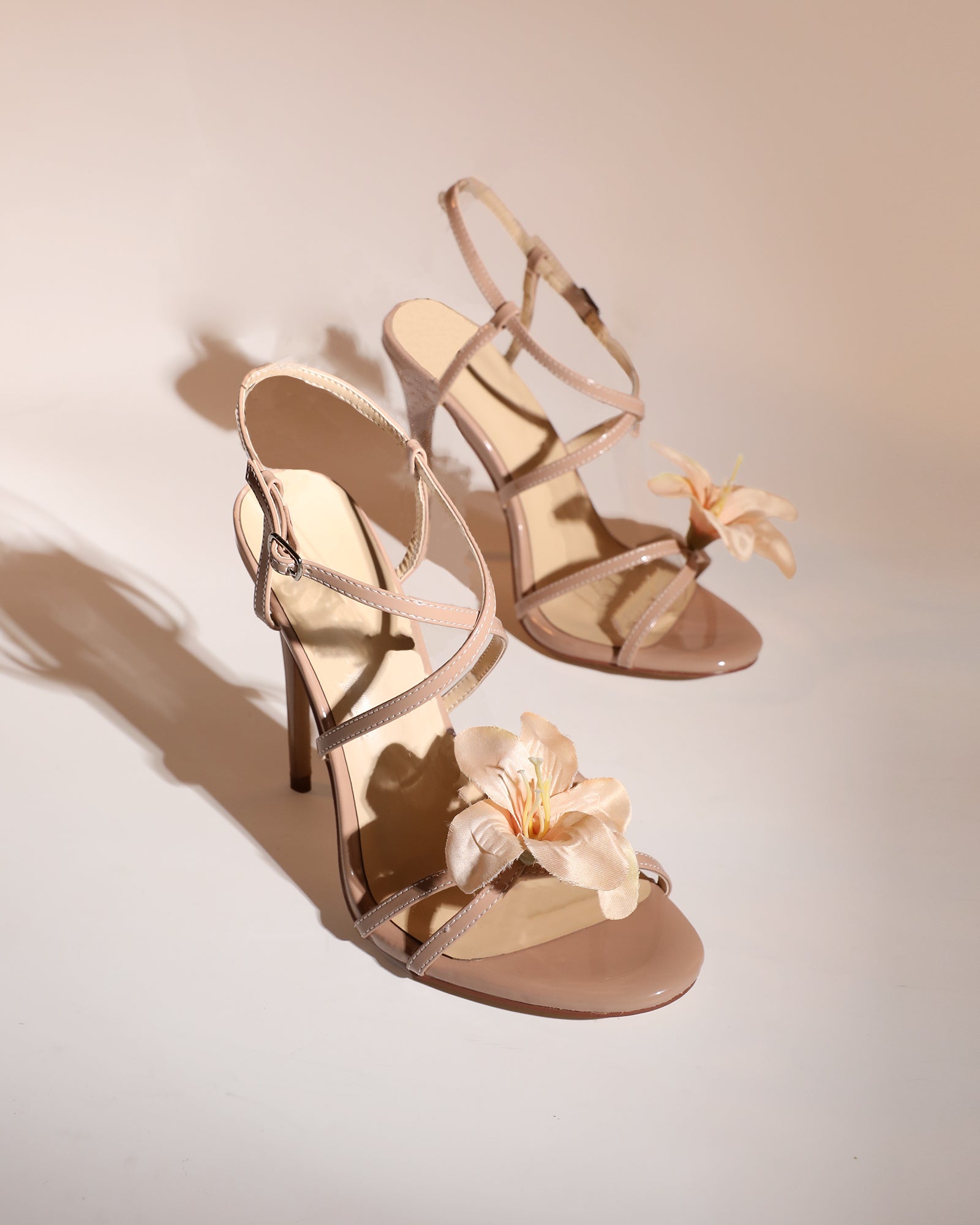 Maurizia Flower Cross Strap Sandals In Beige