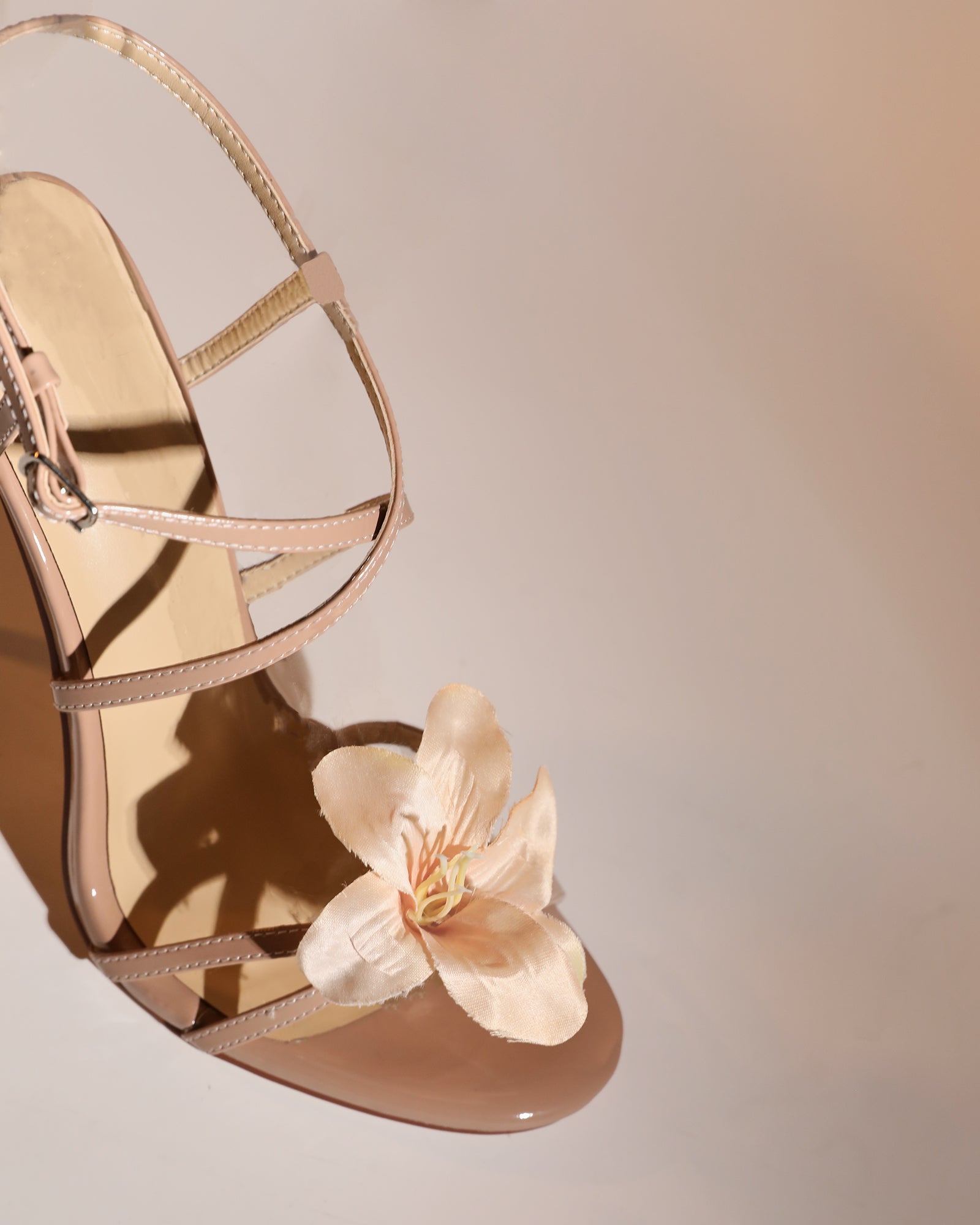 Maurizia Flower Cross Strap Sandals In Beige